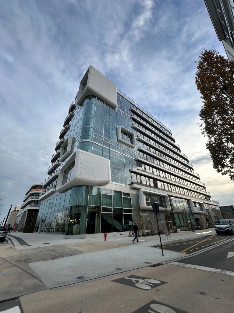 Vue en contre plongée de l'immeuble Métamorphose à Angers